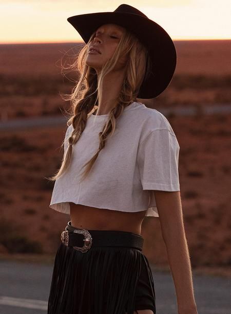 Fest Outfits, Mode Hippie, Looks Country, Western Style Outfits, Mode Boho, Mode Inspo, In The Desert, Black Hat, Country Outfits