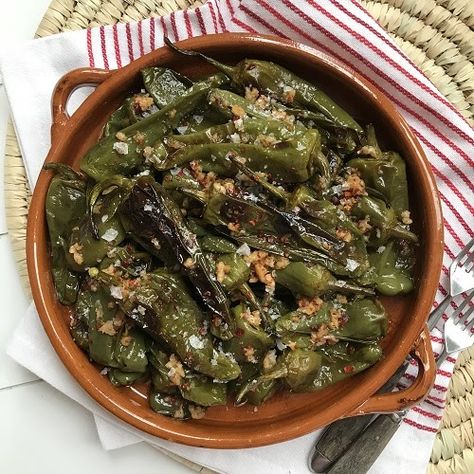 marinierte Pimientos de Padrón aus dem Backofen, Pimientos aus dem Backofen, Bratpaprika, Rezept, Greenway36 Summer Grilling, Seaweed Salad, Mediterranean Recipes, Grape Leaves, Palak Paneer, Finger Foods, Tapas, Grilling, Low Carb