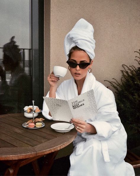 Career Girl Daily, Career Girl, 사진 촬영 포즈, Cold Shower, Foto Poses, Classy Aesthetic, Lazy Sunday, Olivia Palermo, 인물 사진