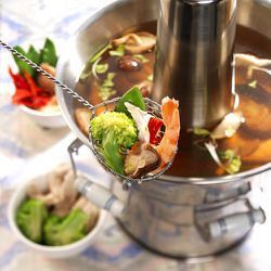 Chinese fondue (hotpot) - recept - okoko recepten Broth Fondue Recipes, Chinese Fondue, Fondue Recipes Meat, Chinese Hotpot, Gourmet Grill, Gourmet Grilling, Fondue Recipes, Shabu Shabu, Russian Recipes