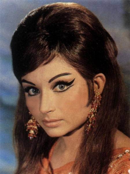 Sharmila Amazing eye makeup of Bollywood. Retro Look Bollywood, Old Bollywood Actress, Indian Retro, Bollywood Makeup, Sharmila Tagore, Bollywood Retro, Indian Movie, Bollywood Pictures, Retro Makeup