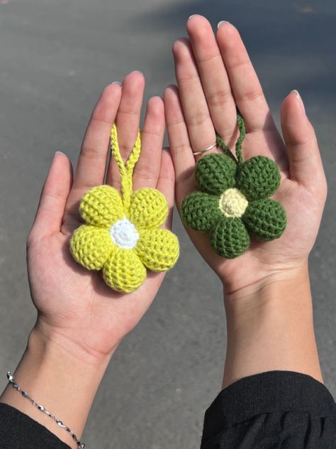 Chubby chubby, felt cute might delete later Crochet Flower Keychain, Bag Charm Crochet, Crochet Keyrings, Car Crochet, Crochet Flower Bag, Charm Crochet, Boho Chic Bags, Crochet Shell Stitch, Flower Keychain