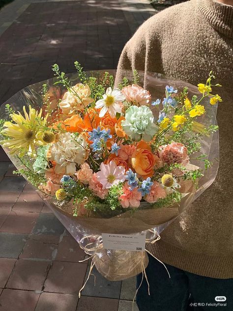 Spring Bouquet Aesthetic, Daisies Bouquet, Tulips Aesthetic, Flower Boquet, Luxury Flower Bouquets, Daisy Bouquet, Boquette Flowers, Flower Gift Ideas, Tulip Bouquet