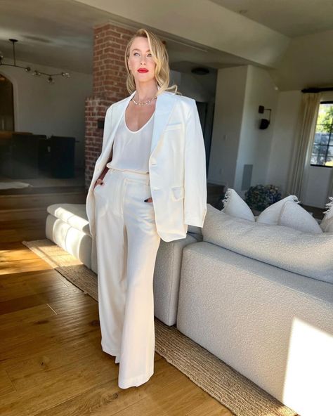 Monochromatic Style, White After Labor Day, Summer Bod, White Pants Outfit, Minimalistic Jewelry, Pop Of Red, Mermaid Dreams, White Suit, Julianne Hough