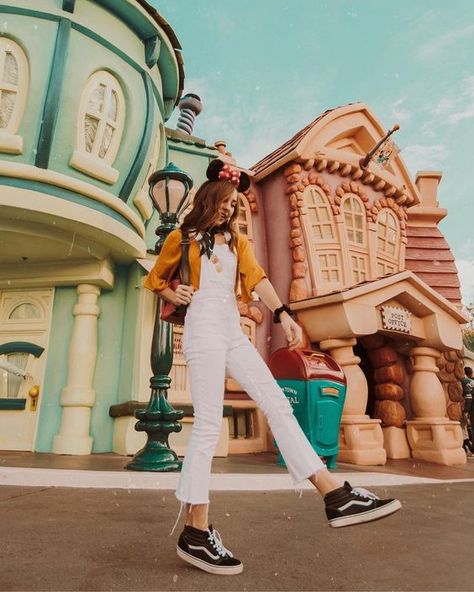 Most Instagrammable Spots in Disneyland  // Check out our blog for more! Disney Land Pictures, Disney Poses, Disney Picture Ideas, Disneyland Photography, Disney Parque, Disneyland Photos, Disney Photo Ideas, Disney Paris, Disney World Outfits