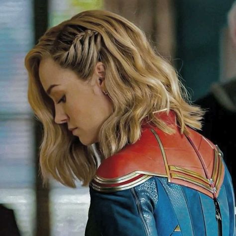 Brie Larson The Marvels, Captain Marvel Hairstyle, Captain Marvel Hair, Carol Danvers The Marvels, Marvel Hairstyles, Kaptan Marvel, Capita Marvel, Marvel Actresses, Bts Behind The Scenes