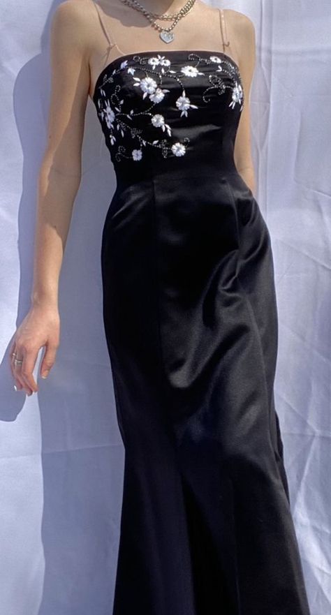 slytherin, willow cain, falls in love with cedric diggory after tutor… #fanfiction #Fanfiction #amreading #books #wattpad Prom Dresses Embroidered, 90s Red Carpet Dresses Vintage, Embroider Prom Dress, Prom Dress Embroidered, 90s Long Black Dress, Cute Black Dress Aesthetic, Black Dress 90s Style, Audrey Hepburn Prom Dress, Bella Swan Prom Dress