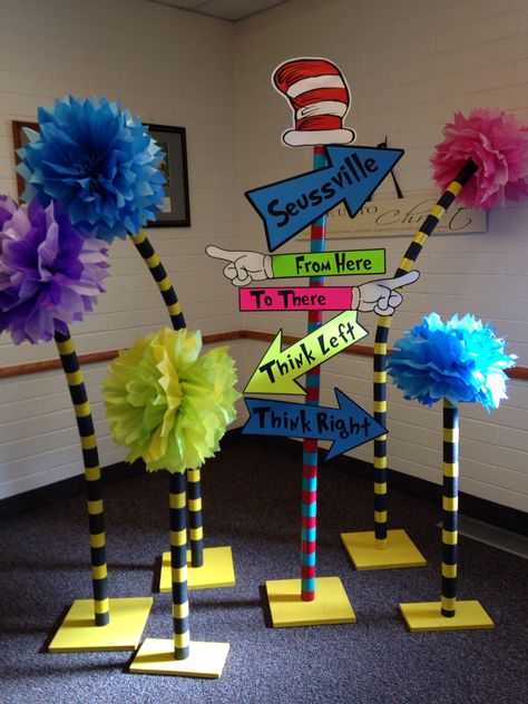 Dr Seuss Truffula Trees, Seuss Decorations, Dr Seuss Decorations, Dr Seuss Party Ideas, Doctor Suess Birthday, Decoration Creche, Dr Seuss Classroom, Truffula Trees, Dr Seuss Activities