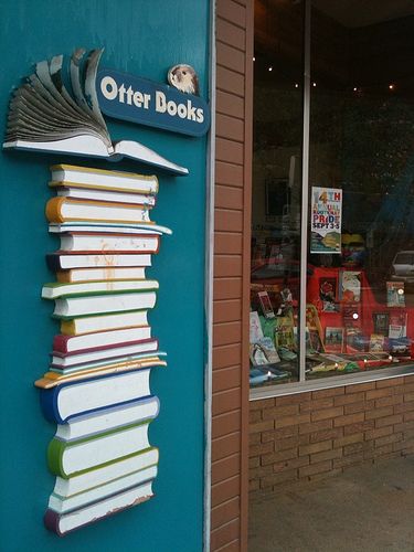 Book Store Display Ideas, Book Mural, Pillar Decorations, Stationery Store Design, School Library Displays, Nelson Bc, Event Entrance, Library Themes, School Board Decoration