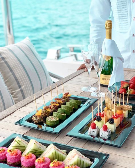 Yacht Food Fine Dining, Yacht Decorating Ideas Party, Yacht Party Decorations, Yacht Birthday Party Ideas, Yacht Party Aesthetic, Yacht Party Ideas, Yacht Wedding Decor, Yacht Decorating Ideas, Yacht Food