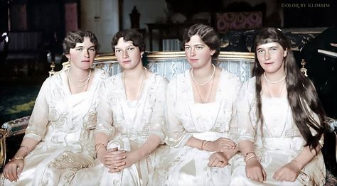 The Romanov Dynasty on Instagram: “The Romanov sisters, in the last official photograph session, 1916. Their father abdicated few months later due to many disturbs in the…” Olga Romanov, Tatiana Romanov, Russian Royalty, Tatiana Nikolaevna, Romanov Sisters, Anastasia Romanov, Princesa Real, Grand Duchess Olga, Romanov Dynasty