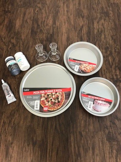 Dollar Tree Serving Tray, Dollar Tree Tiered Tray, Diy Serving Tray, Deco Disney, Pizza Pans, Dollar Store Ideas, Dollar Tree Ideas, Tier Trays, Tiered Tray Diy