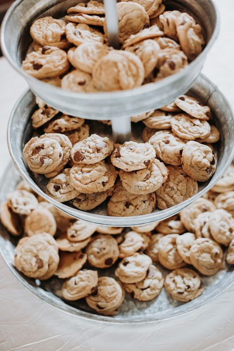 Nothing beats your mom's chocolate chip cookies. Display them in a cute way and they are perfect for a wedding! Chocolate Chip Cookies Wedding Display, Chocolate Chip Cookie Display, Chocolate Chip Cookies Wedding, Cookie Wedding Display, Cookie Display Wedding, Wedding Cookie Display, Cookie Bar Display, Display Cookies, Cookies Display