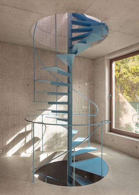 Foto Scale, Concrete Interiors, Spiral Stairs, Exposed Concrete, Concrete House, Concrete Structure, Design Del Prodotto, Spiral Staircase, Jan 1