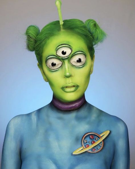 Toy Story Alien Face Paint, Alien Costumes Women, Toy Story Alien Makeup, Halloween Makeup Scary Doll, Alien Make Up Pretty, Alien Makeup Green, Halloween Costumes Pretty, Alien Sfx Makeup, Scary Alien Makeup