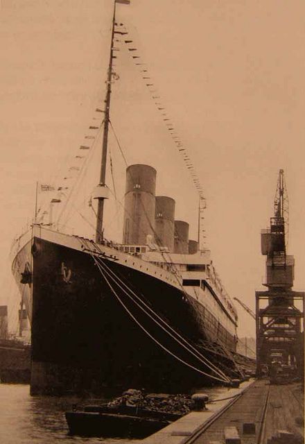 The Titanic docked in Southampton and dressed with flags on Good Friday 1912. Real Titanic, Titanic Photos, Titanic Facts, Southampton England, Titanic History, Titanic Ship, Titanic Movie, The Titanic, Rms Titanic