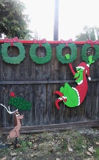 Fence On A Budget, Grinch Yard Decorations, Family Tree Christmas, Whoville Christmas Decorations, Christmas Hallway, Grinch Decorations, Christmas Classroom Door, Grinch Christmas Party, Whoville Christmas