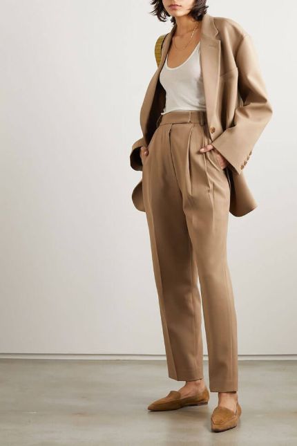 Light Brown Trousers Outfit, Light Brown Pants Outfit, Beige Loafers Outfit, Frankie Shop Blazer, Brown Pants Outfit, Summer Swag Outfits, Loafers Outfit, Beige Outfit, Frankie Shop