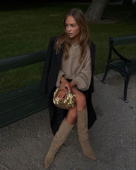 Layering Street Style, Beige Boots Outfit, Jumper Outfit, Trip Outfits, Style 2023, Estilo Preppy, Stil Inspiration, Ținută Casual, Foto Inspiration