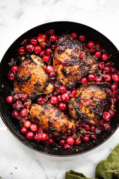 Tender, juicy, and bursting with flavor, easy balsamic roasted cranberry chicken is the best festive dinner you’ll ever make! Made with simple healthy ingredients. Balsamic Chicken Marinades, Garlic Rosemary Chicken, Gluten Free Turkey, Holiday Meal Planning, Gratin Potatoes, Pan Chicken Recipes, Chimichurri Recipe, Cranberry Chicken, Thanksgiving 2023