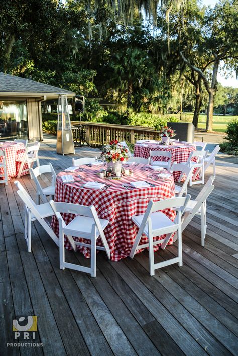 Red Checkered Table Decor, Fundraising Dinner Ideas, Picnic Theme Birthday, Red And White Picnic, Picnic Style Party, Picnic Table Decor, Round Table Settings, Picnic Decor, Gingham Party