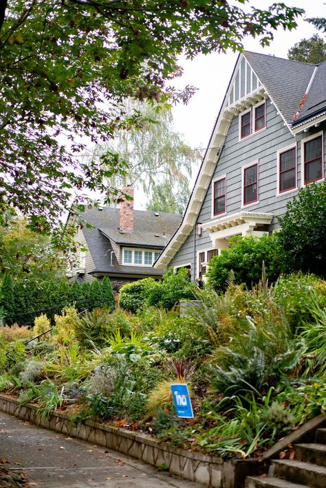 10 CHARMING Neighborhoods in Portland, Oregon (+Helpful Map) Portland Oregon Neighborhoods, Portland Oregon Aesthetic, Oregon Aesthetic, Portland Neighborhoods, Oregon Nature, Oregon Map, Go Usa, Downtown Portland, Fall Bucket List