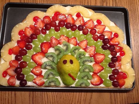 Turkey fruit pizza. Fun for Thanksgiving! Turkey Fruit Pizza, Thanksgiving Fruit Pizza, Autumn Snacks, Turkey Fruit, Thanksgiving Fruit Salad, Fruit Pizza Bar, Fruit Pizzas, Fruit Turkey, Thanksgiving Fruit