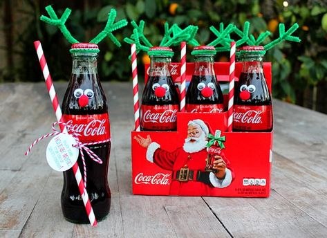 Coke Bottle Crafts, Coca Cola Gifts, Coke Gifts, Reindeer Diy, Coca Cola Christmas, Christmas Neighbor, Neighbor Christmas Gifts, Reindeer Gifts, Coke Bottle