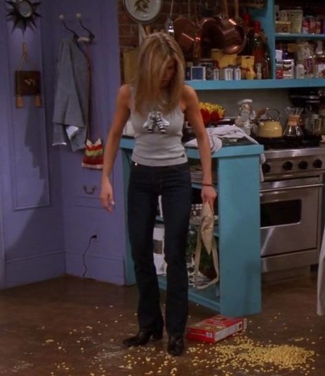 Jennifer Aniston Green Outfit, Jennifer Aniston Paparazzi 90s, Rachel Green Green Top, Jenifer Aniston 90s Rachel Green, Rachel Green Graphic Tees, Rachel Green Season 5 Outfits, Rachel Green Body Goals, Rachel Green Outfits Season 1, Rachel Outfits