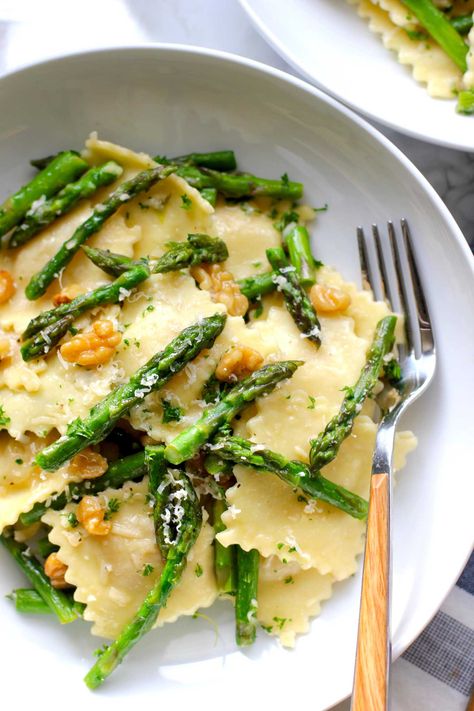 This easy ravioli dish with sautéed asparagus and walnuts is tossed in a light and flavorful butter lemon sauce. A quick and delicious dinner that only takes 15 minutes to make. #EasyDinner #vegetarian Butter Lemon Sauce, Easy Ravioli, Sauteed Asparagus, Valley Kitchen, Saute Asparagus, Ravioli Recipe, Cheese Ravioli, Lemon Sauce, Healthy Veggies