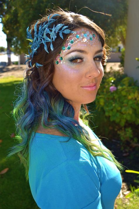 mermaid look Rainbow Fish Makeup, Fish Makeup Looks, Chalk Hair, The Rainbow Fish, Halloween Mermaid, Fish Makeup, Mermaid Costumes, Tank Plants, Mermaid Halloween