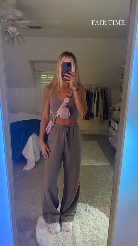 Annadianaxxoo Tank Top With Sweatpants Outfit, Class Fits, Comfortable Aesthetic, Class Outfits, Cute Lazy Outfits, Cute Preppy Outfits, Profile On Instagram, Mode Ootd, Fit Ideas