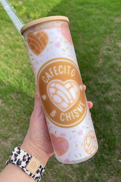 25oz frosted glass can comes with bamboo lid & straw. Print is sublimated & super cute💕 Frosted Glass Can Designs, Disney Tumblers, Starbucks Cup Design, Valentine Baskets, Christmas Cups, Cowboy Design, Cute Coffee Cups, Custom Tumbler Cups, Tumbler Cups Diy