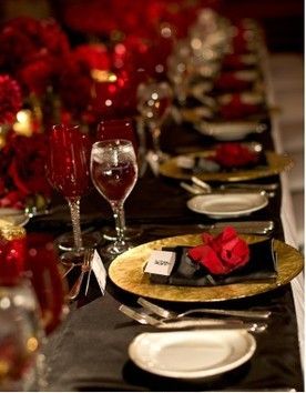 Black Table cloth, red flowers, gold accesories Black Wedding Decorations, Deco Table Noel, Tafel Decor, Valentine Dinner, Wedding Table Decorations, Black Table, Wedding Table Settings, Kwanzaa, Halloween Wedding