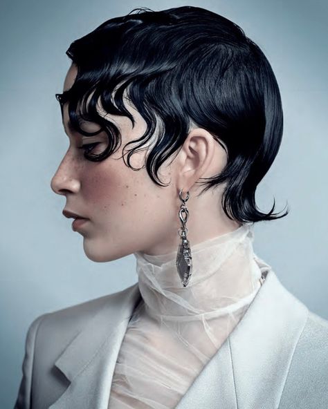 Wet Hairstyle Look, Gel Look Hair, Blue Hair Editorial, Finger Waves Aesthetic, Slick Waves Hair, Finger Wave Bun, Finger Wave Pixie Cut, Short Wet Hair Look, Trend Hair Styles 2024