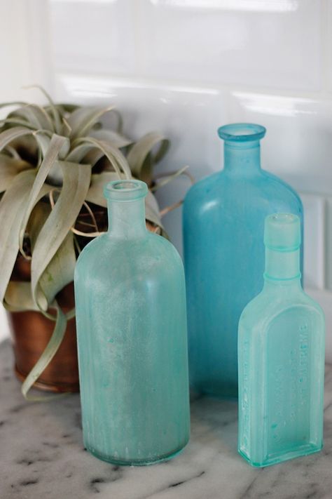 Brooklyn Limestone: DIY Sea Glass Bottles {Contributors Column} Seaglass Spray Paint, Sea Glass Bottles, Glass Spray Paint, Sea Glass Diy, Glass Bottle Diy, Decorated Bottle, Remove Labels, Glass Effect, Beachy Decor