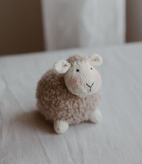 Knitted toys Knitted Stuffies, Knit Stuffed Animals, Lamb Amigurumi, Knitted Sheep, Sheep Knitting Pattern, Easter Decoration Ideas, Casting Off Knitting, Knitting Toy, Sheep Pattern