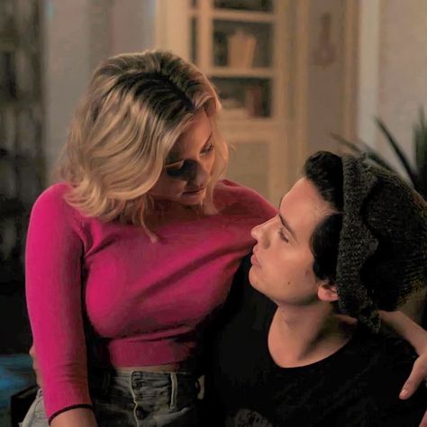 Riverdale Betty And Jughead, Lili Reinhart And Cole Sprouse, Riverdale Betty, Bughead Riverdale, Betty And Jughead, Jughead Jones, Riverdale Cast, Betty Cooper, Lili Reinhart