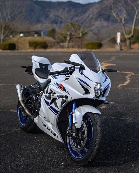 Suzuki Gsxr Custom Sport Bikes, 1000cc Motorcycles, Vehicle Aesthetic, Suzuki Bikes, Suzuki Gsxr 1000, Big Bike, Image Moto, Motorcross Bike, Custom Sport Bikes