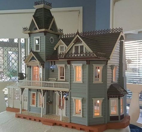 Victorian Dollhouse Exterior, Lily Dollhouse, Dollhouse Mansion, Dollhouse Exterior, Beacon Hill Dollhouse, Doll House Plans, Haunted Dolls, Victorian Dollhouse, Beacon Hill