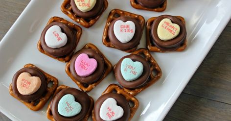 Make these Valentine's Day Rolo Pretzels. They are the easiest Valentine's day dessert and the easiest chocolate pretzels! Rolo Pretzel Treats, Rolo Pretzel Bites, Valentine's Crafts For Kids, Valentine's Games, Rolo Pretzel, Rolo Pretzels, Pretzel Bites Recipes, Pretzel Treats, Easy Holiday Treats