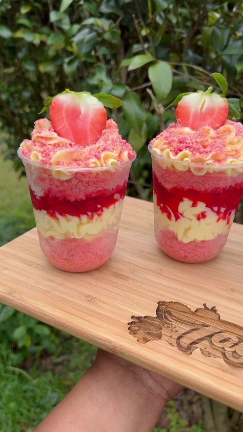 Strawberry Crunch Cheesecake, Cheesecake Cups Recipe, Dessert Cups Recipes, Strawberry Crunch, Parfait Desserts, Cheesecake Cups, Easy Baking Recipes Desserts, Edible Food, Delicious Pies