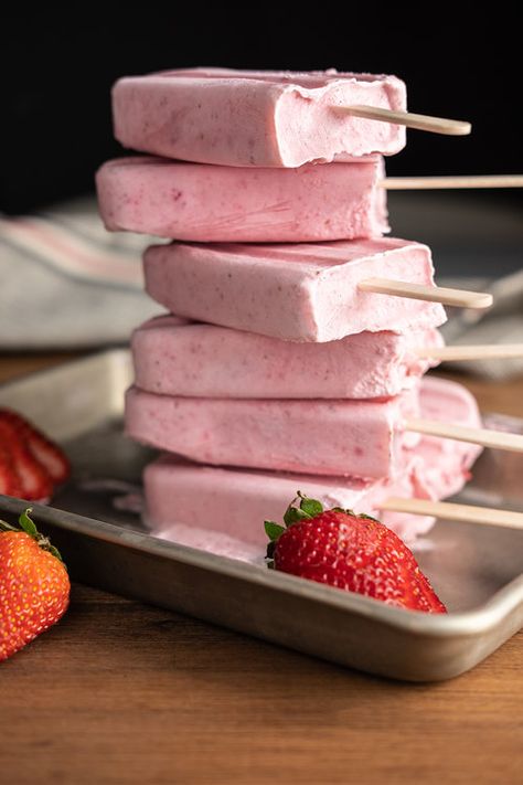 Strawberry Frozen Yogurt Bars, Yogurt Dipped Strawberries, Strawberry Greek Yogurt Popsicles, Strawberry Yogurt Dessert, Yasso Greek Yogurt Bars Copycat, Yogurt Bars Frozen, Strawberry And Yogurt, Strawberry Yogurt Popsicles, Greek Yogurt Popsicles