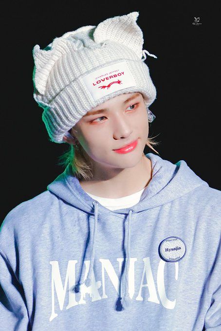 Inicio / Twitter Loverboy Beanie, Boys Beanie, Skz Pics, Take Off Your Shoes, Hyunjin Stray Kids, Drama Queen, Perfect Boy, Crazy Kids, Quotes For Kids