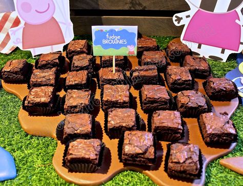 1st Birthday Pig Theme, Peppa Pig Dessert Table Ideas, Peppa Pig Sweet Table, Peppa Pig Birthday Party Food, Pig Birthday Decorations, Pig Birthday Theme, Peppa Pig Birthday Party Ideas, George Pig Party, Peppa Pig Birthday Decorations