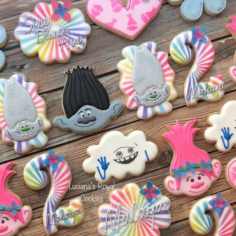 Trolls Cake Pops Ideas, Trolls Birthday Cookies, Troll Cookie Ideas, Trolls Cookies, Trolls Cookies Decorated, Trolls Third Birthday Party, 2nd Birthday Trolls Theme, Trolls Birthday Party Cake, Trolls Birthday Cake