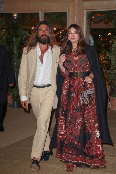 Monica Bellucci et son compagnon Nicolas Lefebvre lors de la soirée "Dior Vogue" chez "Fred l'écailler" lors du 72éme Festival International du Film de Cannes le 15 mai 2019 Kampala Gown Styles For Ladies, Malena Monica Bellucci, Costume Beige, Straight Blonde Hair, Summer Wedding Outfits, Diy Clothes Life Hacks, Bag Essentials, Movie Fashion, Monica Bellucci