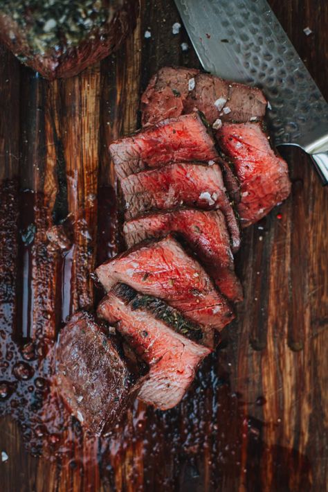 The best cheap cut for grilling? Top sirloin steaks! This easy recipe for grilled petit sirloin steaks is a must try. Grill Top Sirloin Steak, Steak Aesthetic, Cheap Steak, Steak Gift, Steak Dinner Recipes, Top Sirloin, The Perfect Steak, Gourmet Grilling, Top Sirloin Steak