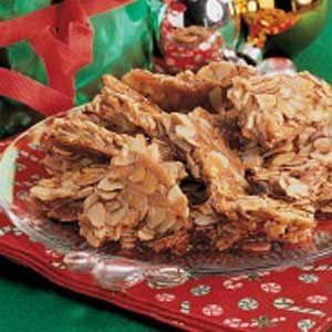 Almond Brittle, Crunch Recipe, Almond Crunch, Brittle Recipes, Candy Recipes Homemade, Peanut Brittle, Homemade Candies, Candy Making, Sliced Almonds