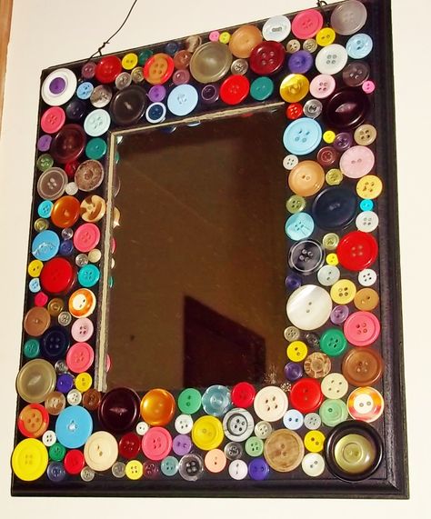 button mirror Beer Bottle Cap Ideas, Button Mirror, Beer Bottle Cap, Bottle Cap Crafts, Diy Mirror, Recycled Art, Button Art, Button Crafts, Bottle Caps